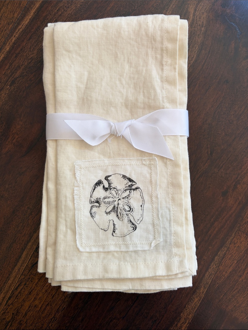 NEW One Size Pottery Barn Cream 100% Linen Napkin Set with Sand Dollar Motif